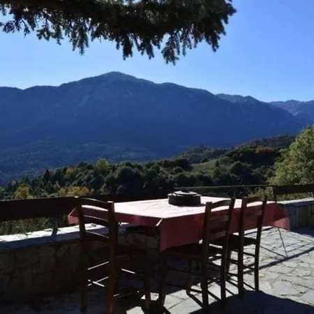 Charming Cottage With Mountain Views *